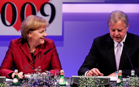 Bucherfolg: Merkel erhält Gold Award von Media Control - Klöckner hält Laudatio - Foto: presseportal.de