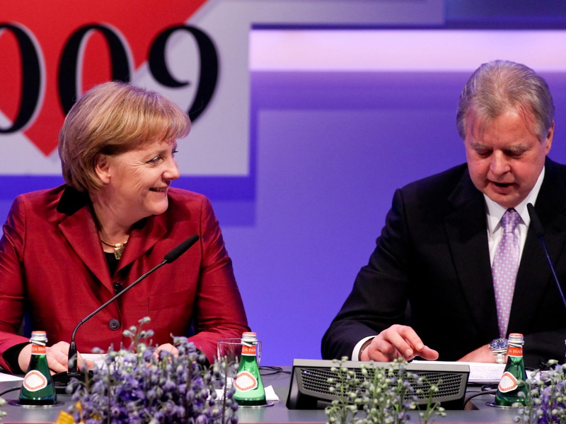 Bucherfolg: Merkel erhält Gold Award von Media Control - Klöckner hält Laudatio - Foto: presseportal.de