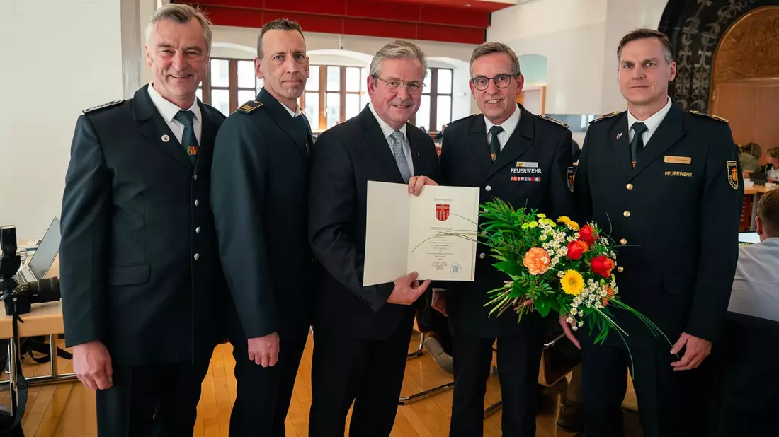 FW Paderborn: Stellvertretender Leiter der Freiwilligen Feuerwehr Paderborn für weitere Amtszeit ernannt - Bild: presseportal.de