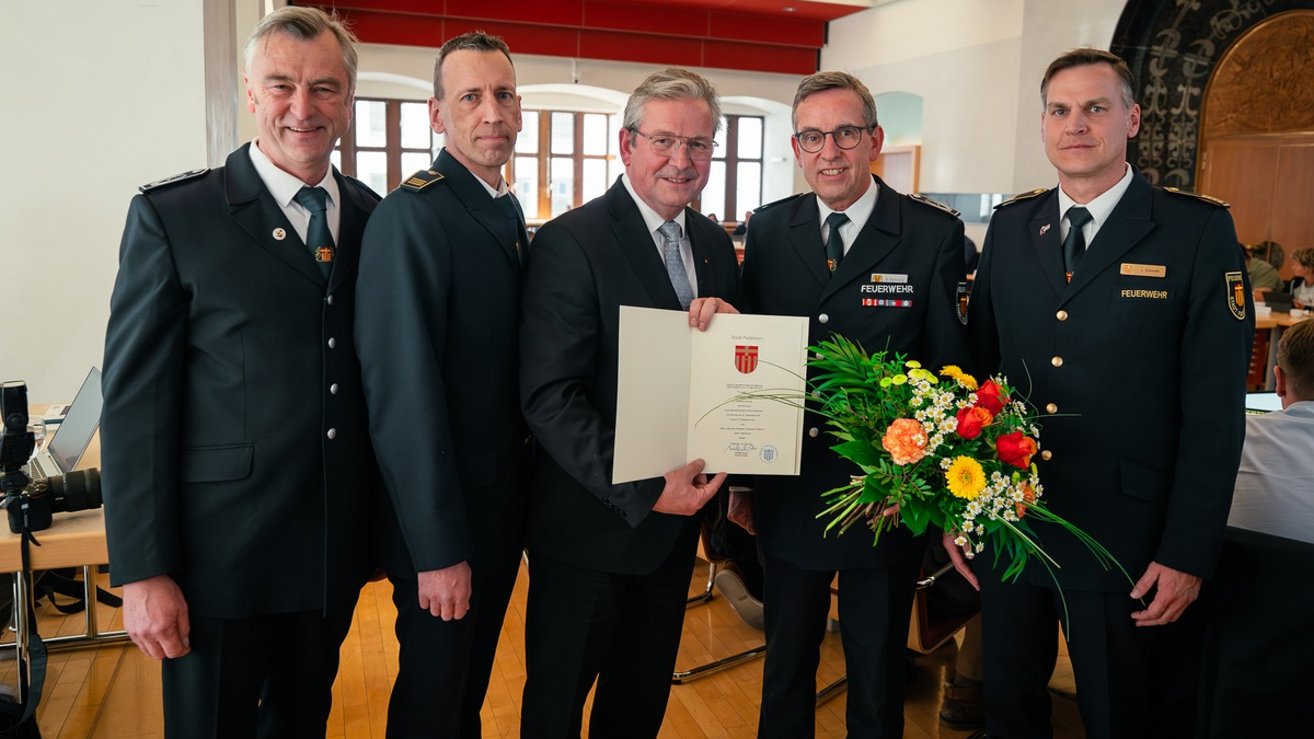 FW Paderborn: Stellvertretender Leiter der Freiwilligen Feuerwehr Paderborn für weitere Amtszeit ernannt - Foto: presseportal.de