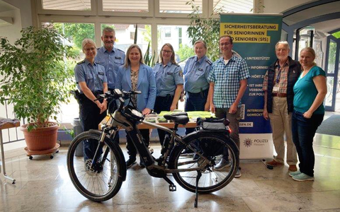 POL-OF: Fahrradcodierung und Seniorenschutz: Erfolgreiche Präventionsveranstaltung im Bürgertreff - Foto: presseportal.de