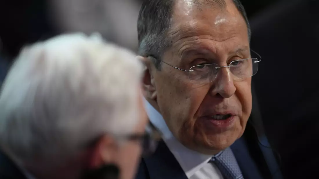 Der russische Außenminister Sergej Lawrow bezweifelt, dass der Vatikan Ort für Ukraine-Friedensverhandlungen sein kann. (Archivbild) - Bild: Mauro Pimentel/AFP Pool/dpa