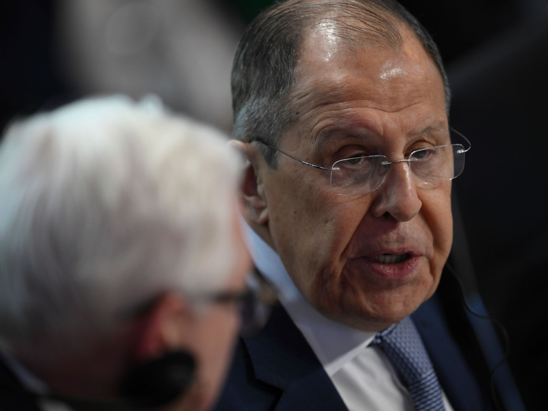 Der russische Außenminister Sergej Lawrow bezweifelt, dass der Vatikan Ort für Ukraine-Friedensverhandlungen sein kann. (Archivbild) - Foto: Mauro Pimentel/AFP Pool/dpa