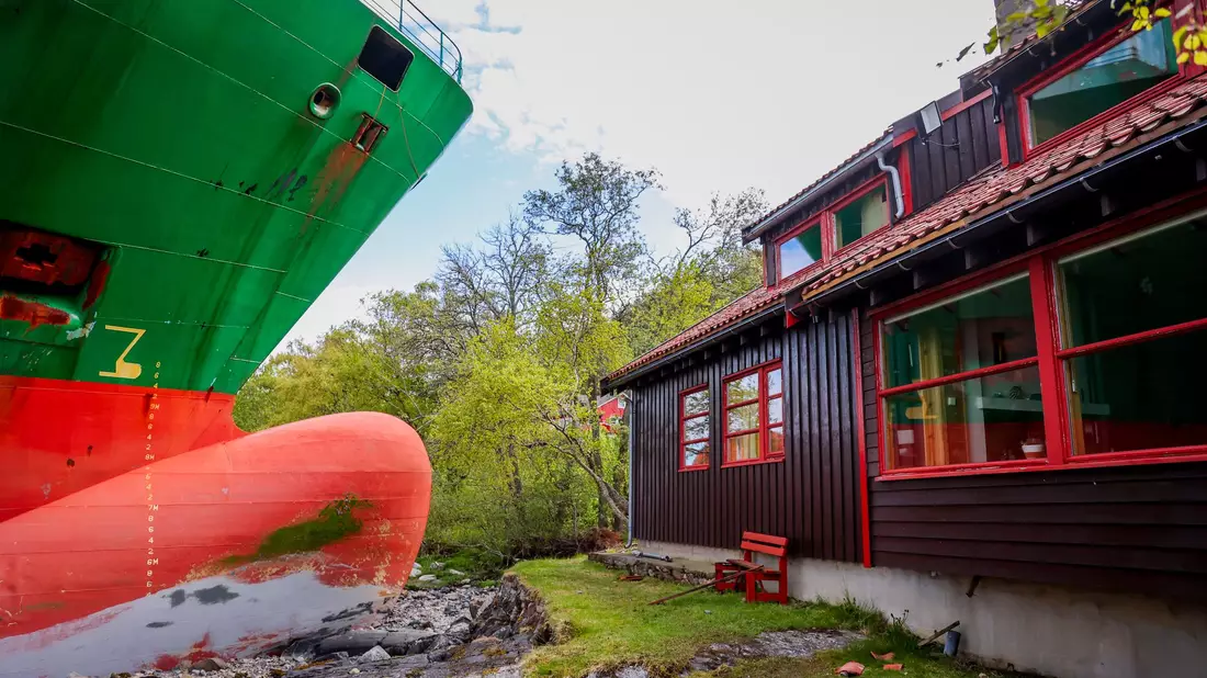 Das Schiff verfehlte das Haus nur um wenige Meter. - Bild: Jan Langhaug/NTB/dpa
