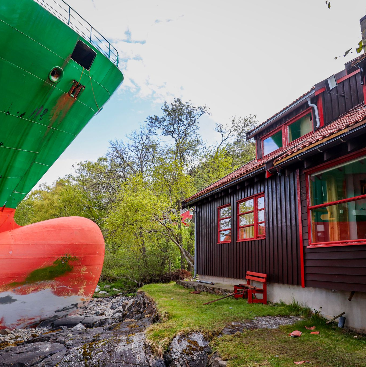 Das Schiff hätte beinahe ein Haus im norwegischen Trondheimsfjord gerammt. - Foto: Jan Langhaug/NTB/dpa