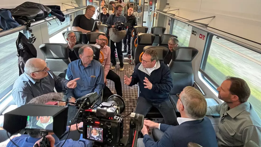 „Westpol-Spezial“: Dauerbaustelle Bahn – Zuschauerinnen und Zuschauer treffen im Regionalexpress auf NRW-Verkehrsminister Oliver Krischer - Bild: presseportal.de