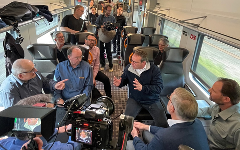 „Westpol-Spezial“: Dauerbaustelle Bahn – Zuschauerinnen und Zuschauer treffen im Regionalexpress auf NRW-Verkehrsminister Oliver Krischer - Foto: presseportal.de