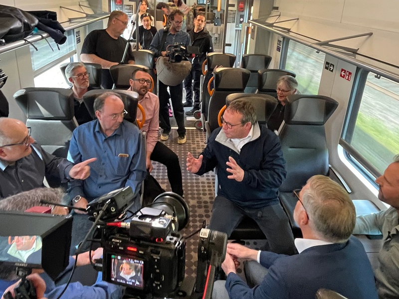 „Westpol-Spezial“: Dauerbaustelle Bahn – Zuschauerinnen und Zuschauer treffen im Regionalexpress auf NRW-Verkehrsminister Oliver Krischer - Foto: presseportal.de