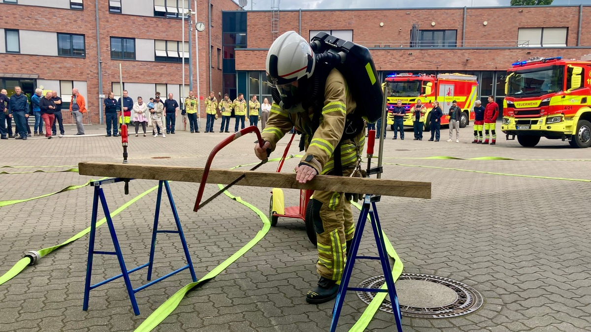 FW Ratingen: Mit Haltung und Herz - Brandamtsrat Jan Neumann verabschiedet sich in den Ruhestand - Foto: presseportal.de