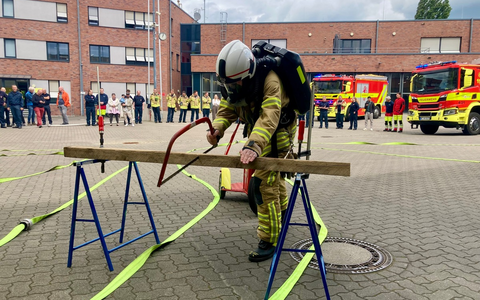 FW Ratingen: Mit Haltung und Herz - Brandamtsrat Jan Neumann verabschiedet sich in den Ruhestand - Foto: presseportal.de FW Ratingen: Mit Haltung und Herz - Brandamtsrat Jan Neumann verabschiedet sich in den Ruhestand - Foto: presseportal.de