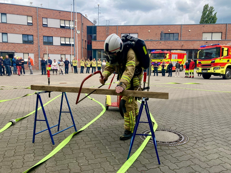 FW Ratingen: Mit Haltung und Herz - Brandamtsrat Jan Neumann verabschiedet sich in den Ruhestand - Foto: presseportal.de
