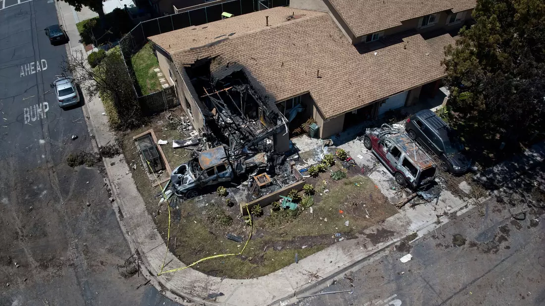 Tödlicher Kleinflugzeugabsturz in einem Wohngebiet im südkalifornischen San Diego. - Bild: William Liang/AP/dpa