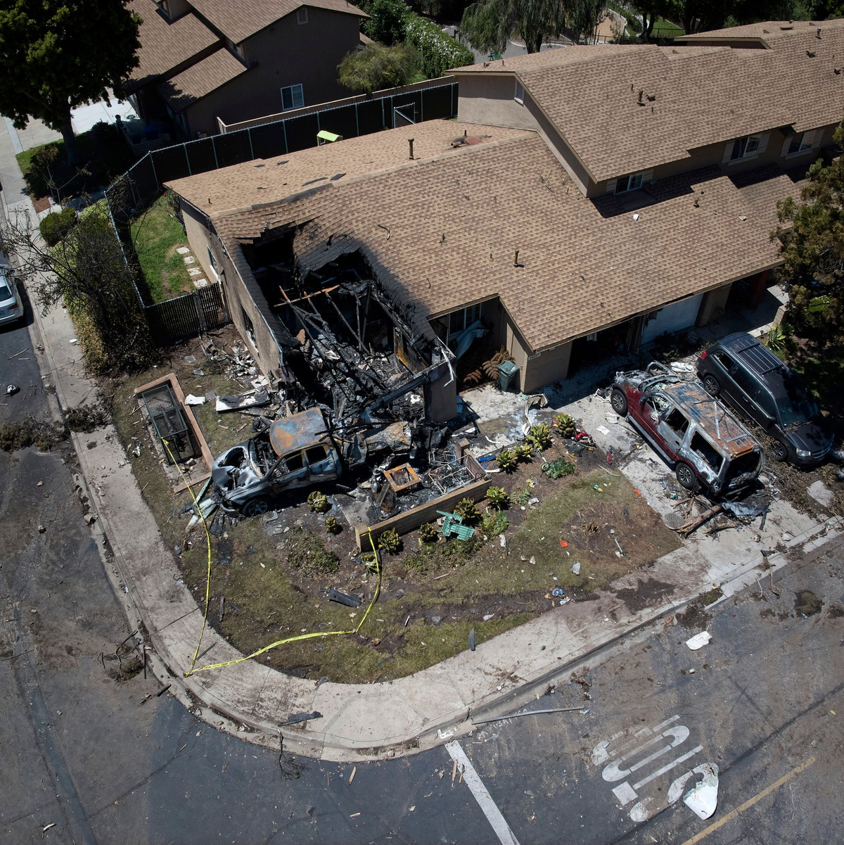 Tödlicher Kleinflugzeugabsturz in einem Wohngebiet im südkalifornischen San Diego. - Foto: William Liang/AP/dpa