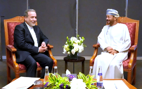 Für den Iran verhandelt Außenminister Araghtschi (l), Omans Außenminister al-Busaidi (r) vermittelt. (Archivbild) - Foto: Uncredited/Iranian Foreign Ministry via AP/dpa