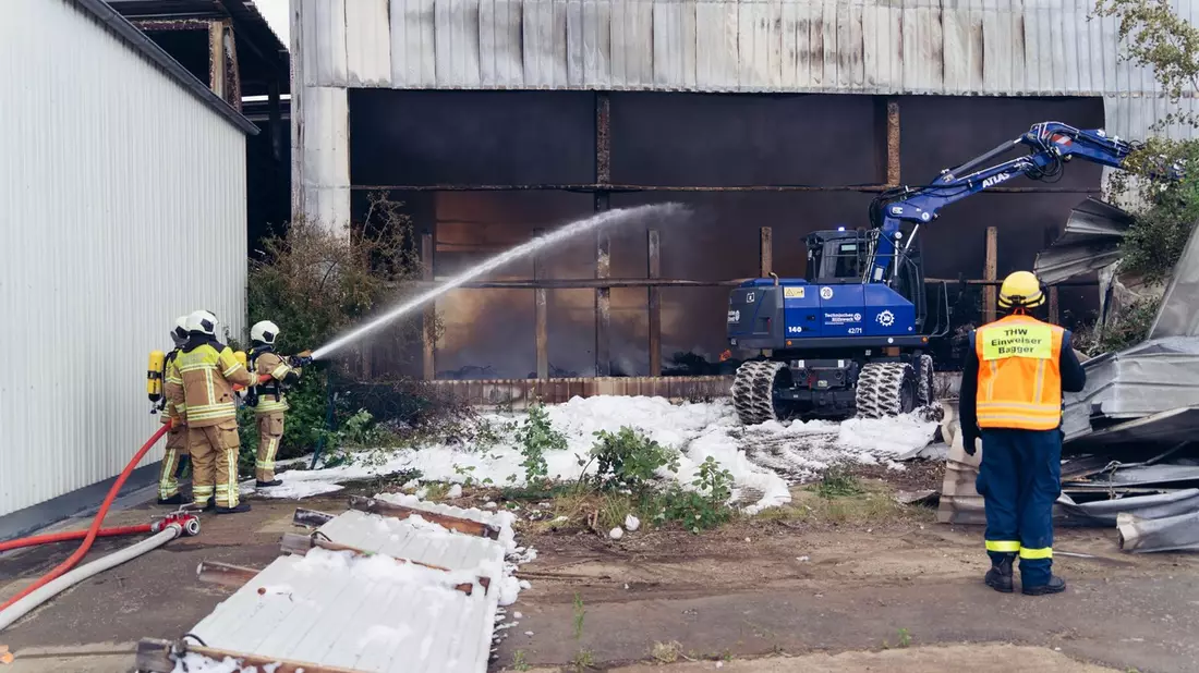 FW Dresden: Brand in Recyclingunternehmen: Lageupdate 14:00 Uhr - Bild: presseportal.de