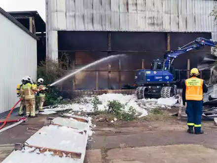 FW Dresden: Brand in Recyclingunternehmen: Lageupdate 14:00 Uhr - Foto: presseportal.de