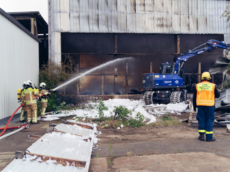 FW Dresden: Brand in Recyclingunternehmen: Lageupdate 14:00 Uhr - Foto: presseportal.de