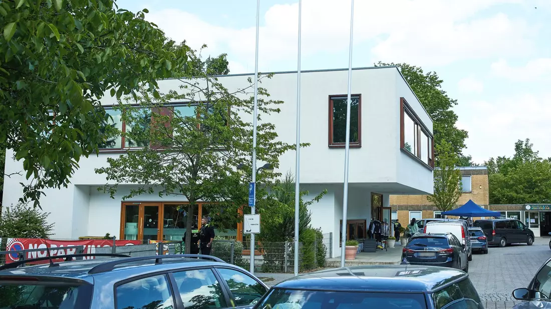 Der 13-Jährige soll einen 12-jährigen Mitschüler in einer Grundschule in Berlin-Spandau lebensgefährlich verletzt haben.  - Bild: Jörg Carstensen/dpa