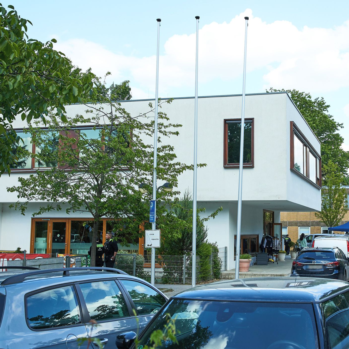 Der 13-Jährige soll einen 12-jährigen Mitschüler in einer Grundschule in Berlin-Spandau lebensgefährlich verletzt haben.  - Foto: Jörg Carstensen/dpa