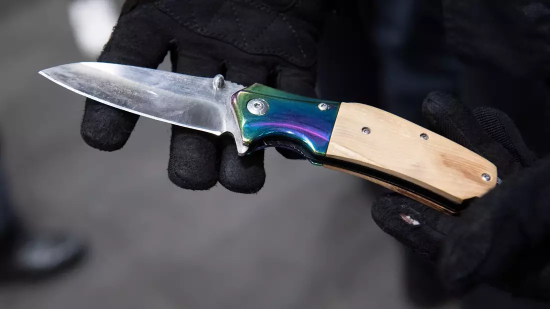 Auch Kinder und Jugendliche fallen durch Straftaten mit Messern auf. - Bild: Paul Zinken/dpa