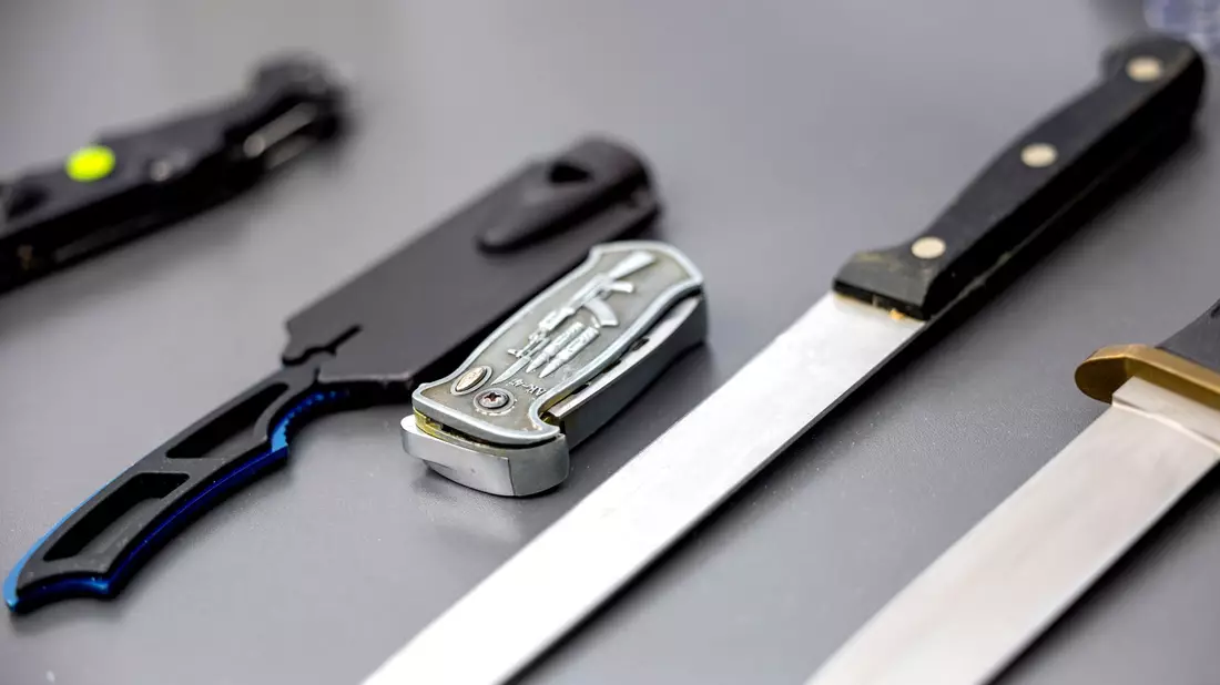 In Berlin soll ein 13-jähriger Schüler einen anderen Jungen mit einem Messer lebensgefährlich verletzt haben.  - Bild: Thomas Banneyer/dpa