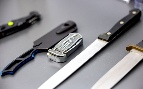 In Berlin soll ein 13-jähriger Schüler einen anderen Jungen mit einem Messer lebensgefährlich verletzt haben.  - Foto: Thomas Banneyer/dpa