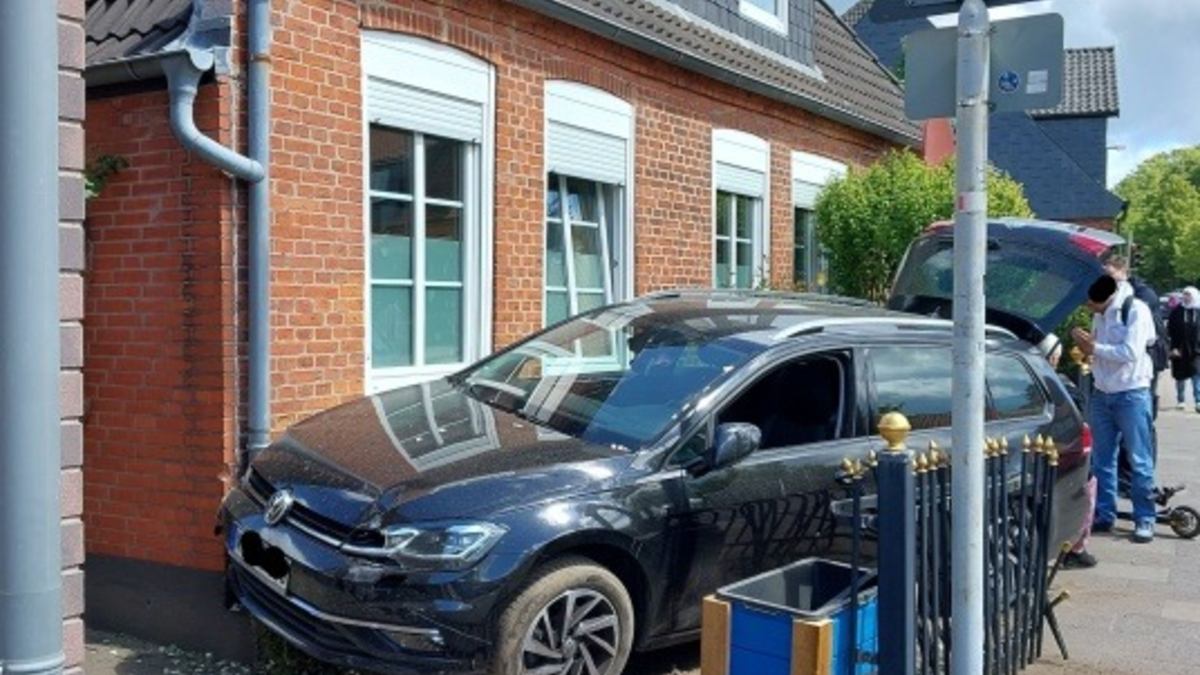 POL-NMS: 250523-2-pdnms PKW fährt in Haus in Gettorf, Zeugen gesucht - Foto: presseportal.de