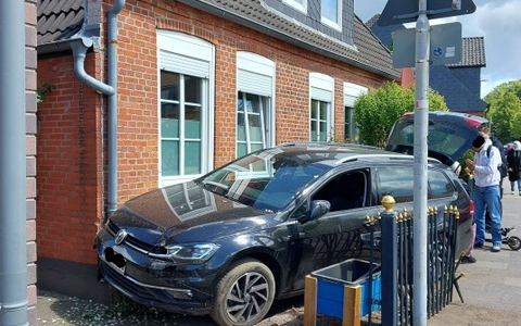 POL-NMS: 250523-2-pdnms PKW fährt in Haus in Gettorf, Zeugen gesucht - Foto: presseportal.de