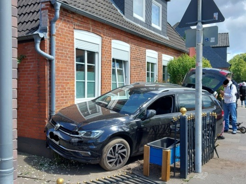 POL-NMS: 250523-2-pdnms PKW fährt in Haus in Gettorf, Zeugen gesucht - Foto: presseportal.de