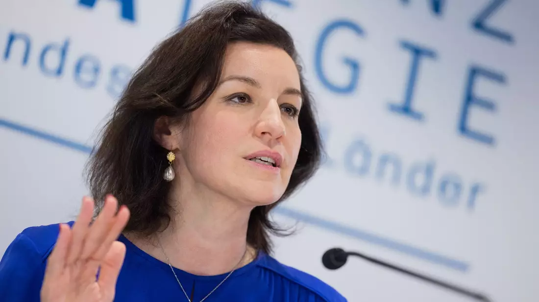 Forschungsministerin Dorothee Bär nennt die neuen Vorgaben für Harvard «fatal». (Archivbild) - Bild: Rolf Vennenbernd/dpa
