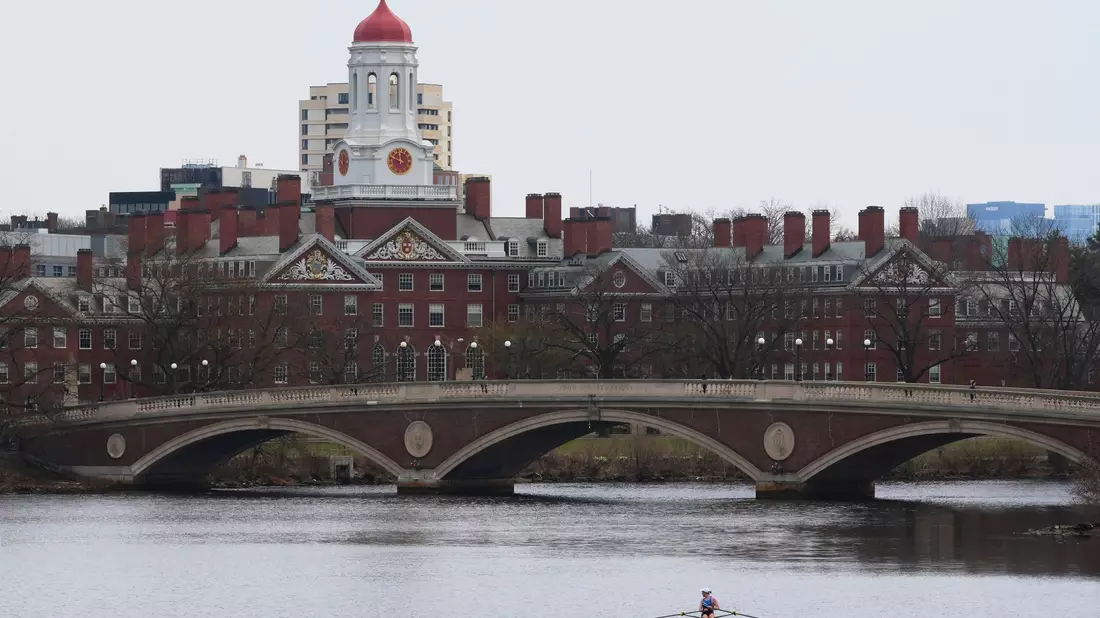 Die Harvard University in Cambridge in der Nähe von Boston (Massachusetts) an der US-Ostküste zählt zu den renommiertesten Hochschulen der Welt. (Archivbild) - Bild: Charles Krupa/AP/dpa