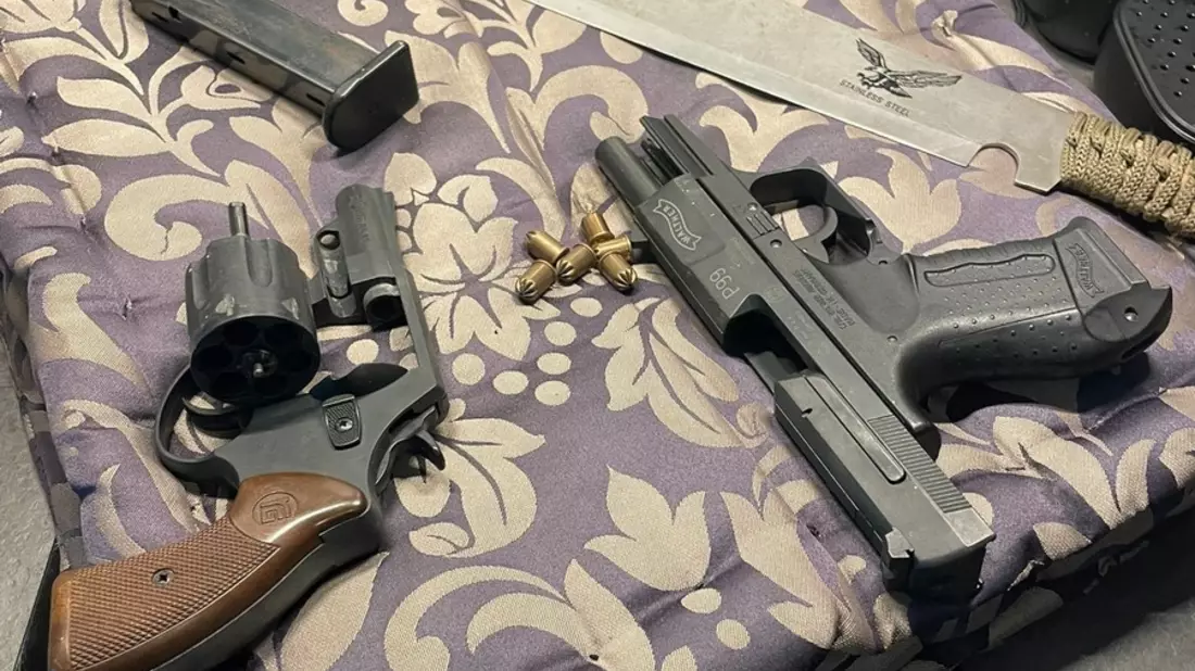 HZA-K: Zoll findet Machete, Schreckschusswaffen, illegale Potenzmittel und unversteuerte Zigaretten sowie Vapes in Sonnenstudio / anonymer Hinweis führt zu gezielter Kontrolle in Niederkassel - Bild: presseportal.de