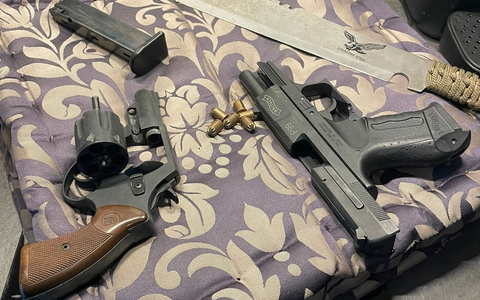 HZA-K: Zoll findet Machete, Schreckschusswaffen, illegale Potenzmittel und unversteuerte Zigaretten sowie Vapes in Sonnenstudio / anonymer Hinweis führt zu gezielter Kontrolle in Niederkassel - Foto: presseportal.de