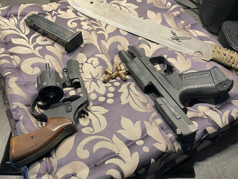 HZA-K: Zoll findet Machete, Schreckschusswaffen, illegale Potenzmittel und unversteuerte Zigaretten sowie Vapes in Sonnenstudio / anonymer Hinweis führt zu gezielter Kontrolle in Niederkassel - Foto: presseportal.de