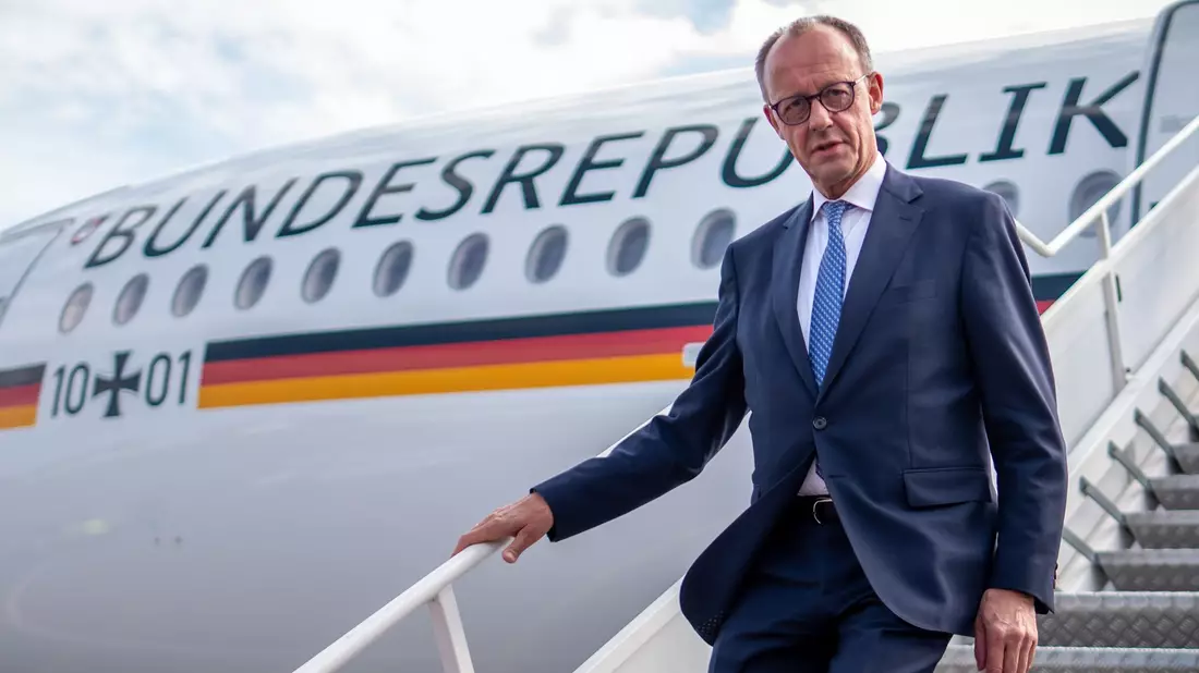 Bundeskanzler Friedrich Merz hat in seinem Stab und in seinem Kabinett mehr Männer als Frauen. (Archivbild) - Bild: Michael Kappeler/dpa