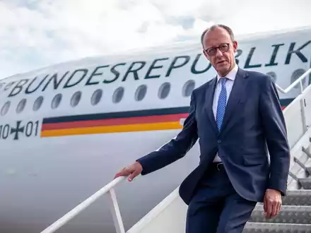 Bundeskanzler Friedrich Merz hat in seinem Stab und in seinem Kabinett mehr Männer als Frauen. (Archivbild) - Foto: Michael Kappeler/dpa