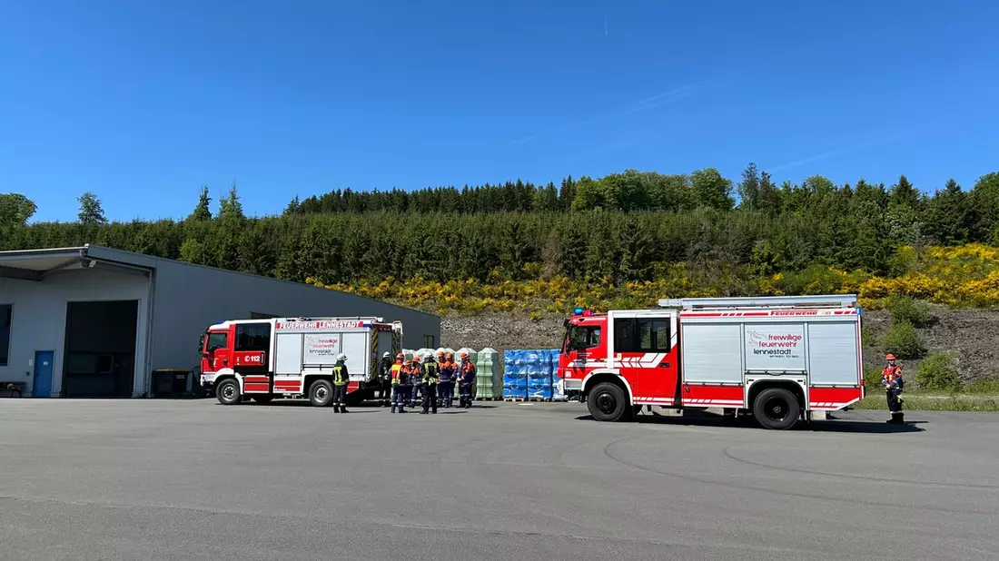 FW-OE: Jugendfeuerwehr übt den Ernstfall bei Gerätebau Linn in Lennestadt-Oedingen - Bild: presseportal.de