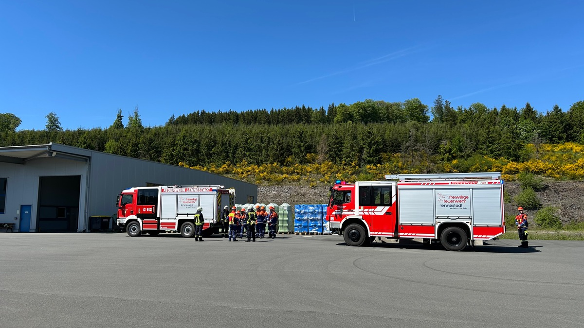 FW-OE: Jugendfeuerwehr übt den Ernstfall bei Gerätebau Linn in Lennestadt-Oedingen - Foto: presseportal.de