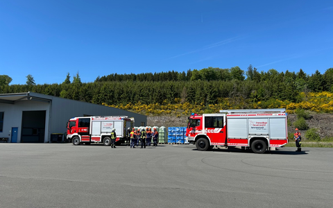 FW-OE: Jugendfeuerwehr übt den Ernstfall bei Gerätebau Linn in Lennestadt-Oedingen - Foto: presseportal.de FW-OE: Jugendfeuerwehr übt den Ernstfall bei Gerätebau Linn in Lennestadt-Oedingen - Foto: presseportal.de