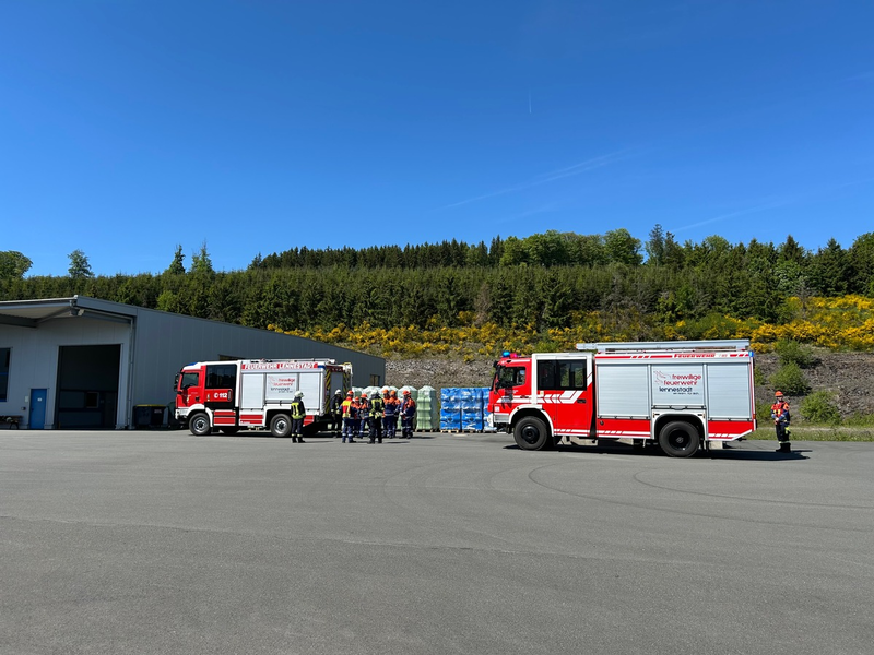 FW-OE: Jugendfeuerwehr übt den Ernstfall bei Gerätebau Linn in Lennestadt-Oedingen - Foto: presseportal.de
