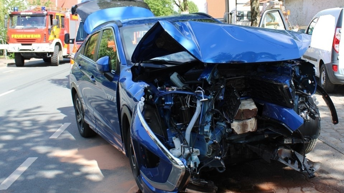 POL-MI: Pkw fährt gegen Mauer - Zwei Personen leichtverletzt - Foto: presseportal.de