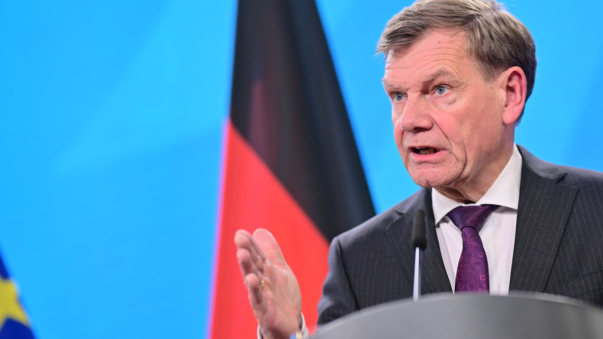 Bundesaußenminister Johann Wadephul (CDU) warnt Konsequenzen eines Zollstreits mit den USA.  - Foto: Sebastian Christoph Gollnow/dpa