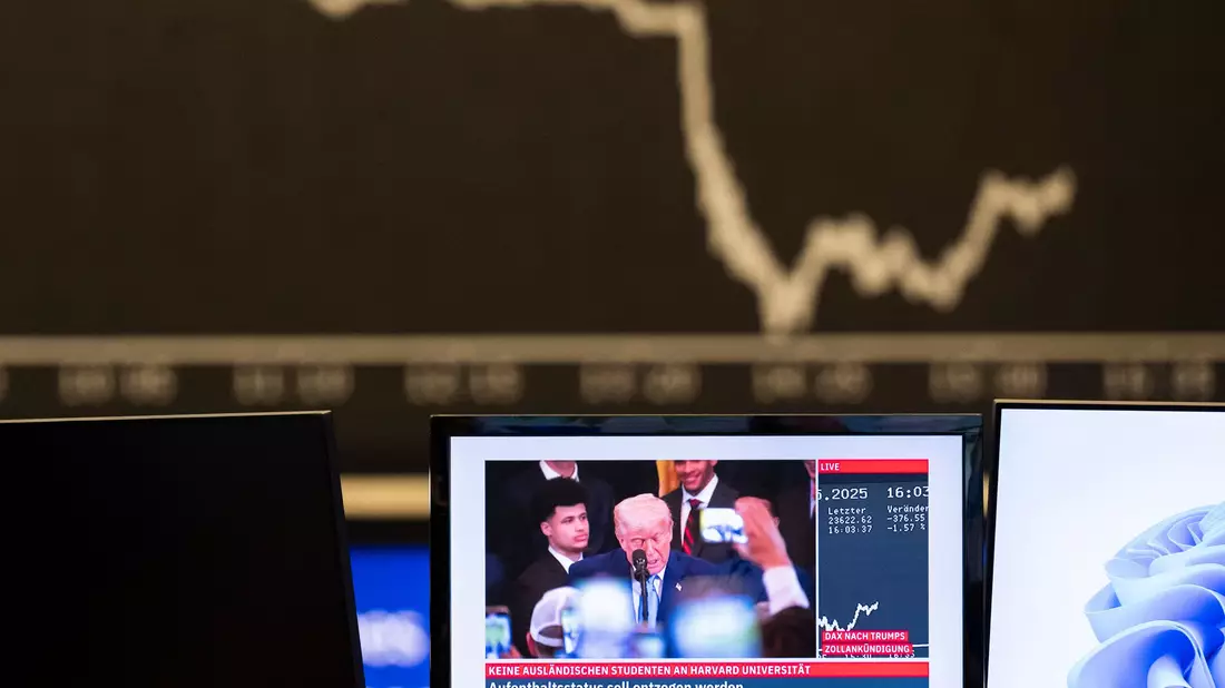 Nach Trumps Ankündigung rutscht der Dax ab.  - Bild: Boris Roessler/dpa