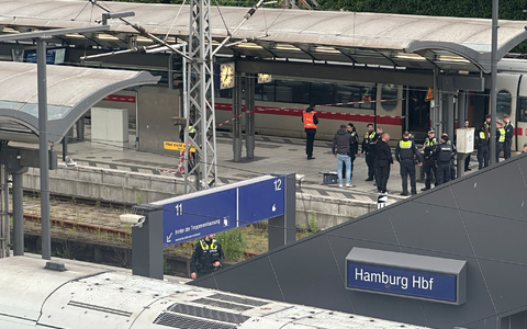 Polizisten und Rettungskräfte sind nach einer Messeattacke im Einsatz. - Foto: Steven Hutchings/dpa