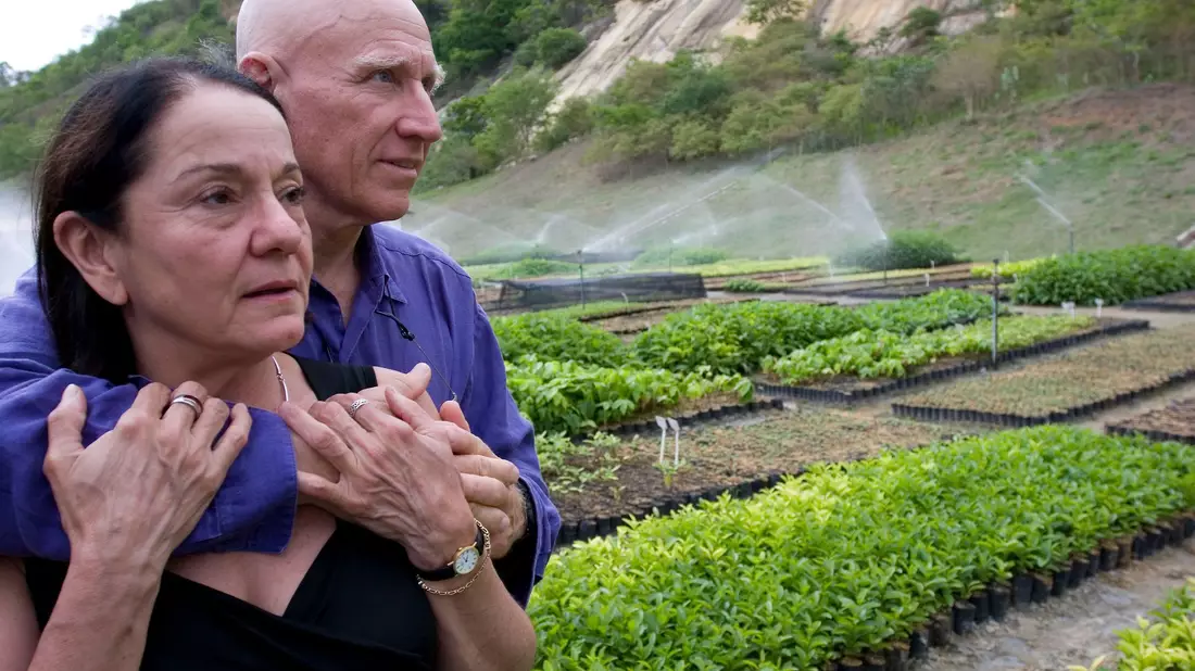 Gemeinsam mit seiner Frau Lelia Wanick Salgado forstete Sebastião Salgado die Farm seiner Eltern auf und setzte sich für Naturschutz ein. - Bild: Ricardo Beliel/Instituto Terra/Taschen Verlag/dpa