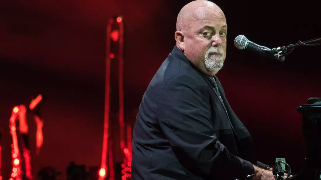 Billy Joel bei einem Konzert in Frankfurt im September 2016. Der Mann am Klavier ist krank. - Bild: Boris Roessler/dpa