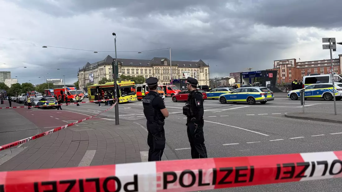 Der Hamburger Hauptbahnhof war nach dem Messerangriff weiträumig abgesperrt. - Bild: Christian Charisius/dpa