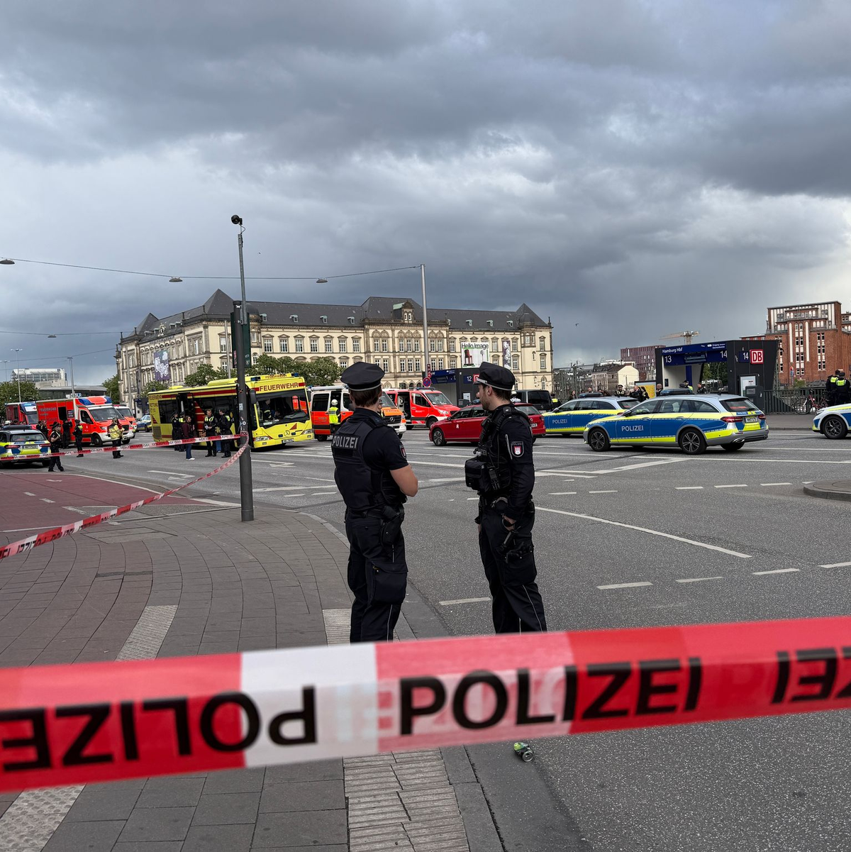 Der Hamburger Hauptbahnhof ist nach dem Messerangriff weiträumig abgesperrt. - Foto: Christian Charisius/dpa