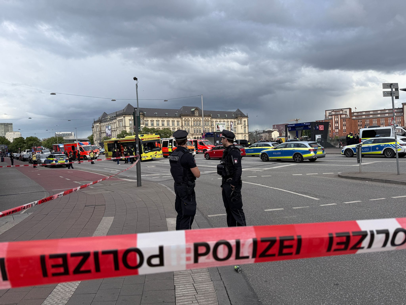 Der Hamburger Hauptbahnhof war nach dem Messerangriff weiträumig abgesperrt. - Foto: Christian Charisius/dpa