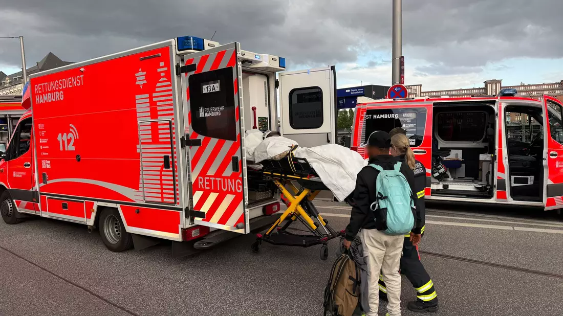 Die Polizei ist im Einsatz am Tatort.  - Bild: News5 / René Schröder/NEWS5/dpa